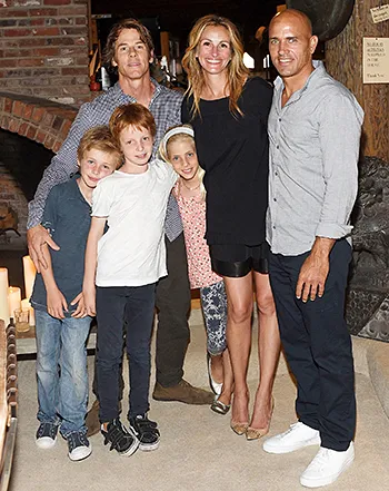 1441045614_julia roberts danny moder kelly slater kids 441