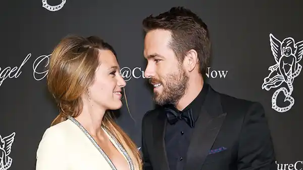 1441739612_blake lively ryan reynolds landing zoom 4d392e52 2c2d 4c6b a426 2491219edc48