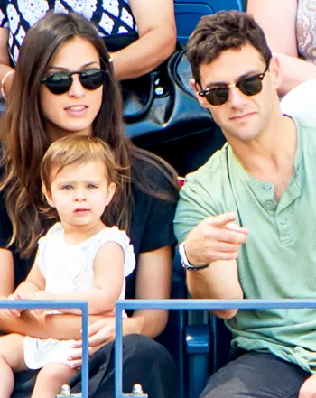 1441740974_spl1118318_007_justin bartha lia smith asa charlotte 350