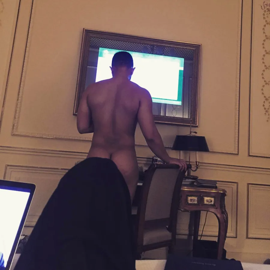 1441993132_john legend butt zoom