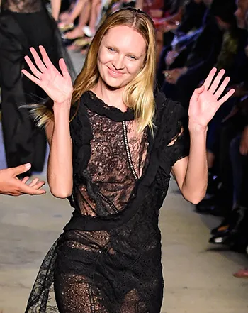 1442087059_candice swanepoel falls fashion week_3
