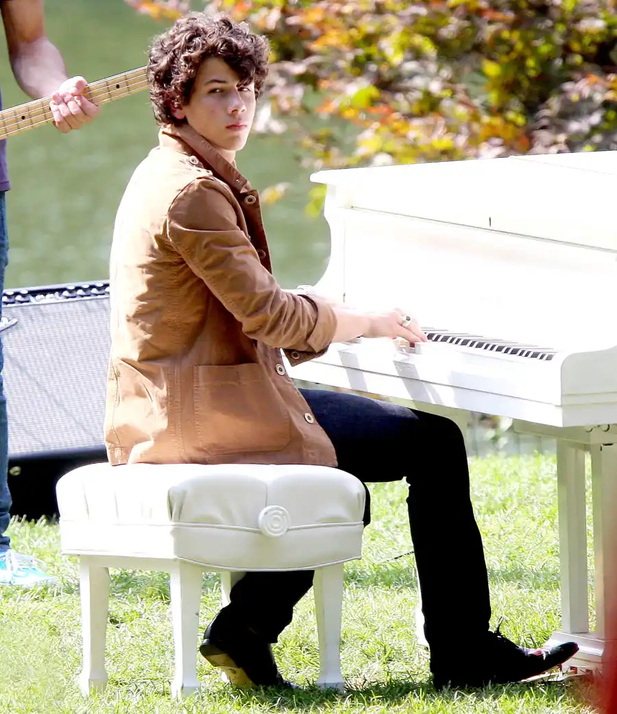 1442425670_004 nick jonas piano zoom