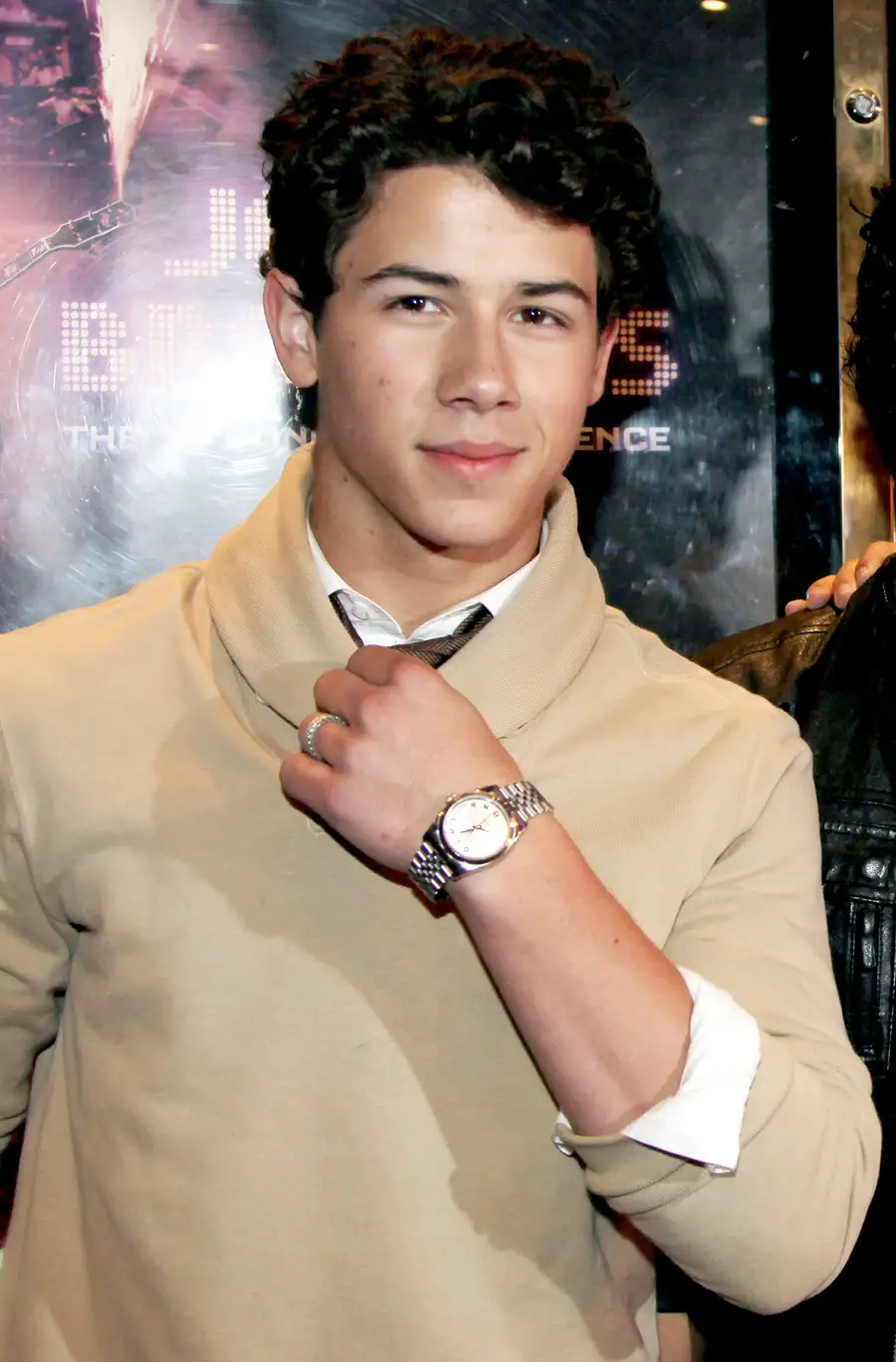 1442425741_006 nick jonas sweater zoom