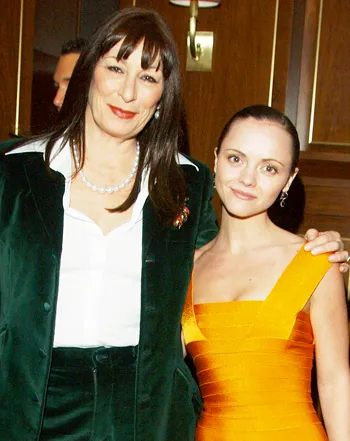 1442927859_130072314_anjelica huston christina ricci 350