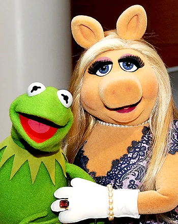 1442944018_miss piggy and kermit 441