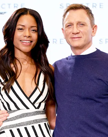 1444745534_459929474_naomie harris daniel craig 350