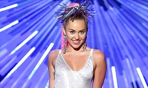 1444827396_486008570_miley cyrus 300