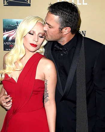 1444915023_lady gaga taylor kinney 441