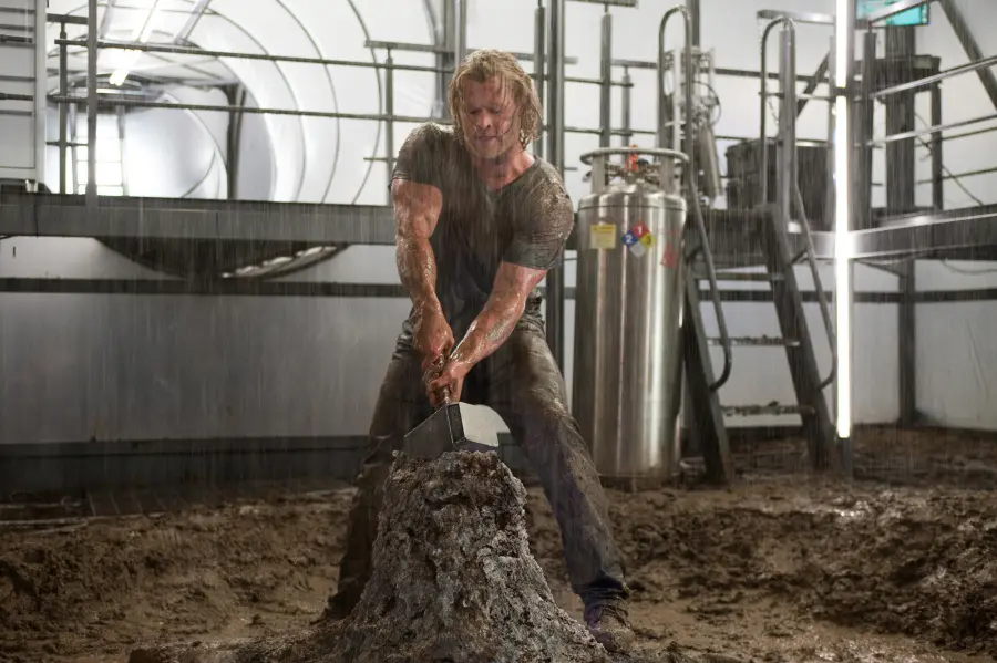 MCDTHOR-EC003-Chris-Hemsworth-Pics-Update.jpg