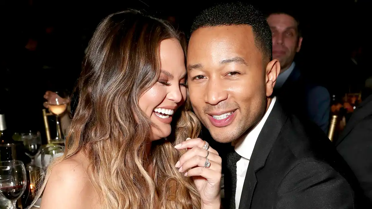 Chrissy-Teigen-John-Legend-baseball