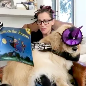 jennifer-garner-reads-to-dog