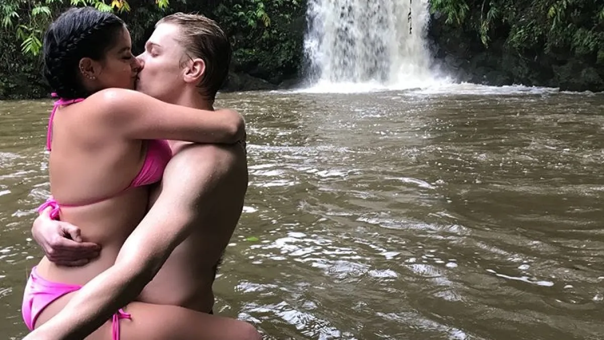 Ariel Winter and Levi Meaden