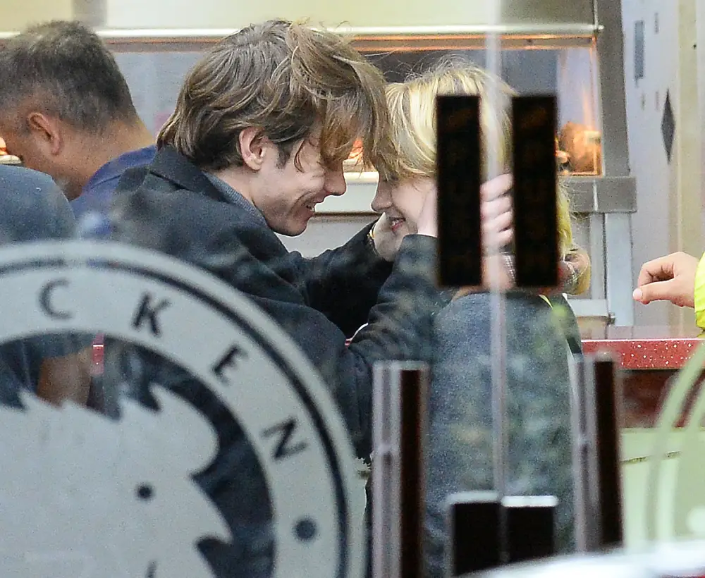 Charlie Heaton Natalia Dyer London PDA