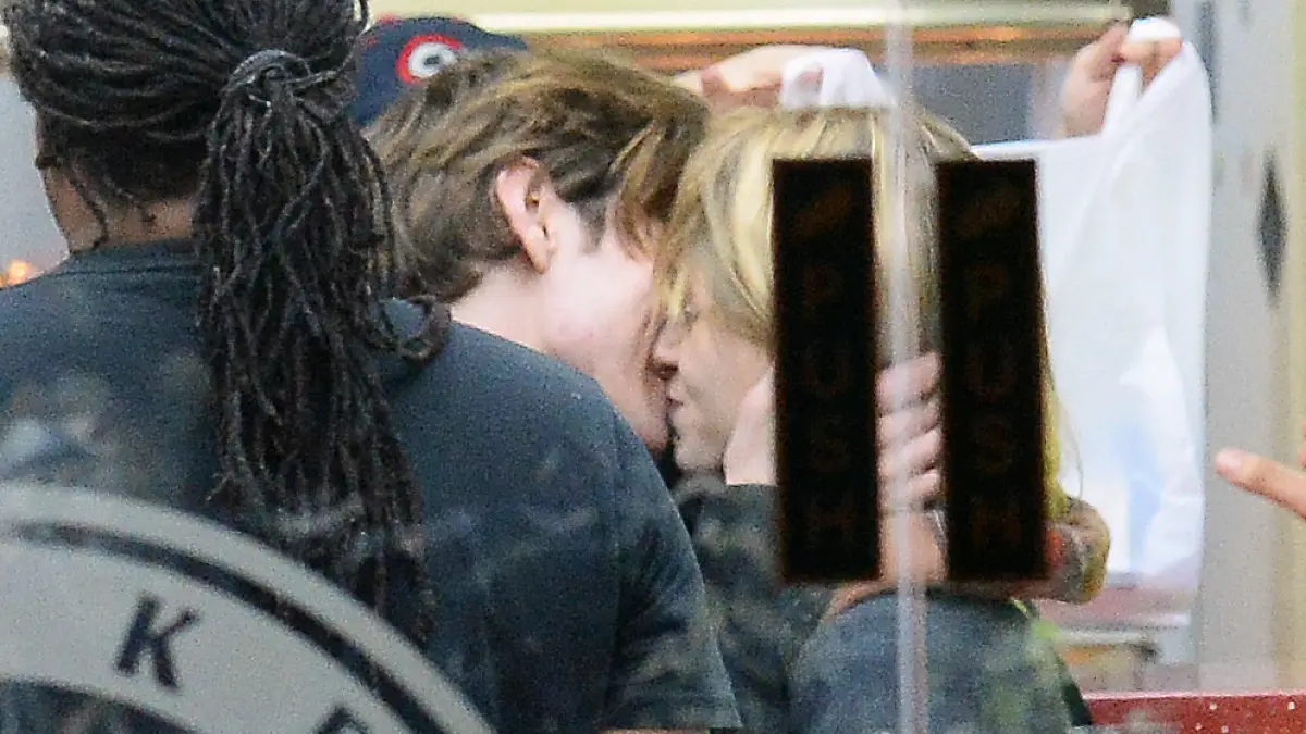 Charlie Heaton Natalia Dyer London kissing