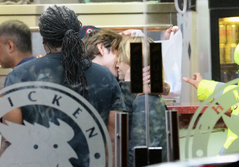 Charlie Heaton Natalia Dyer London kissing