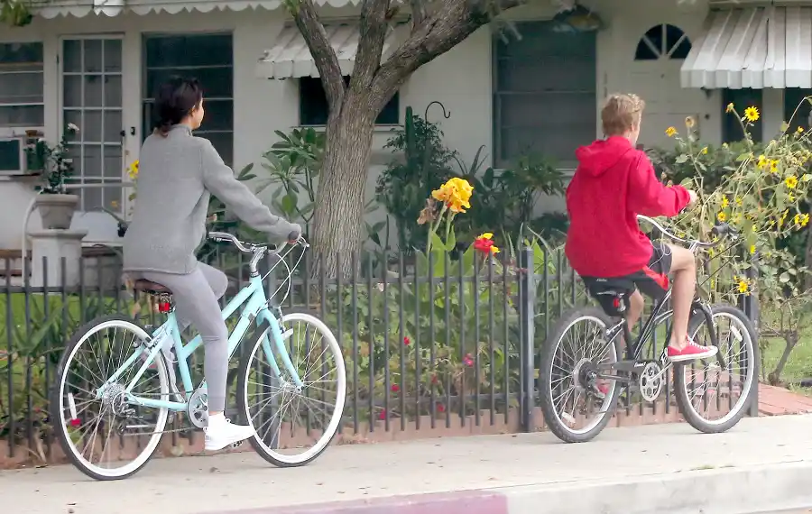 justin-bieber-selena-gomez-biking-2017