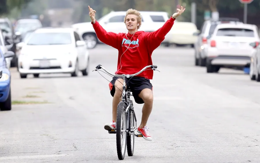 selena-gomez-justin-bieber-biking