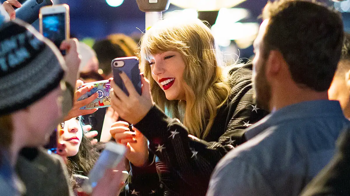 Taylor Swift fans pop up shop