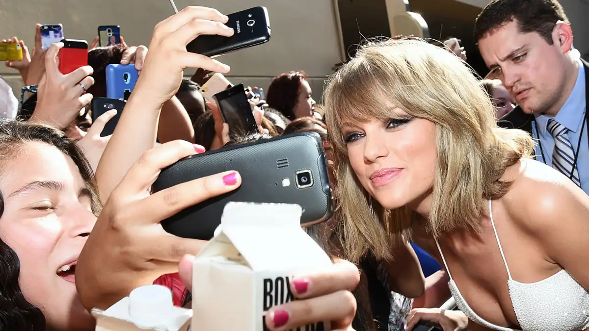 Taylor Swift selfies fans