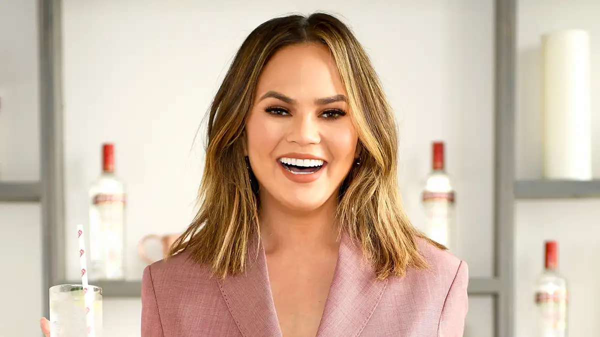 Chrissy Teigen Live-Tweets ‘Flight to Nowhere’ After Plane Turns Around