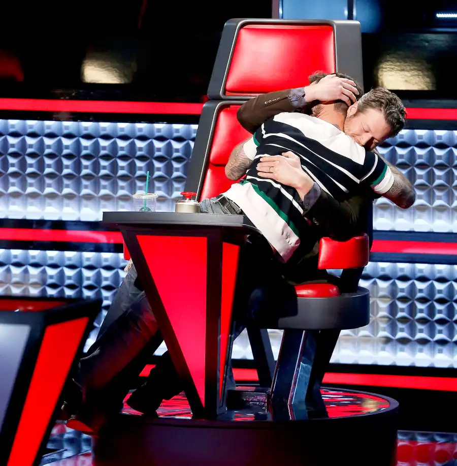 adam-levine-blake-shelton-chair-embrace