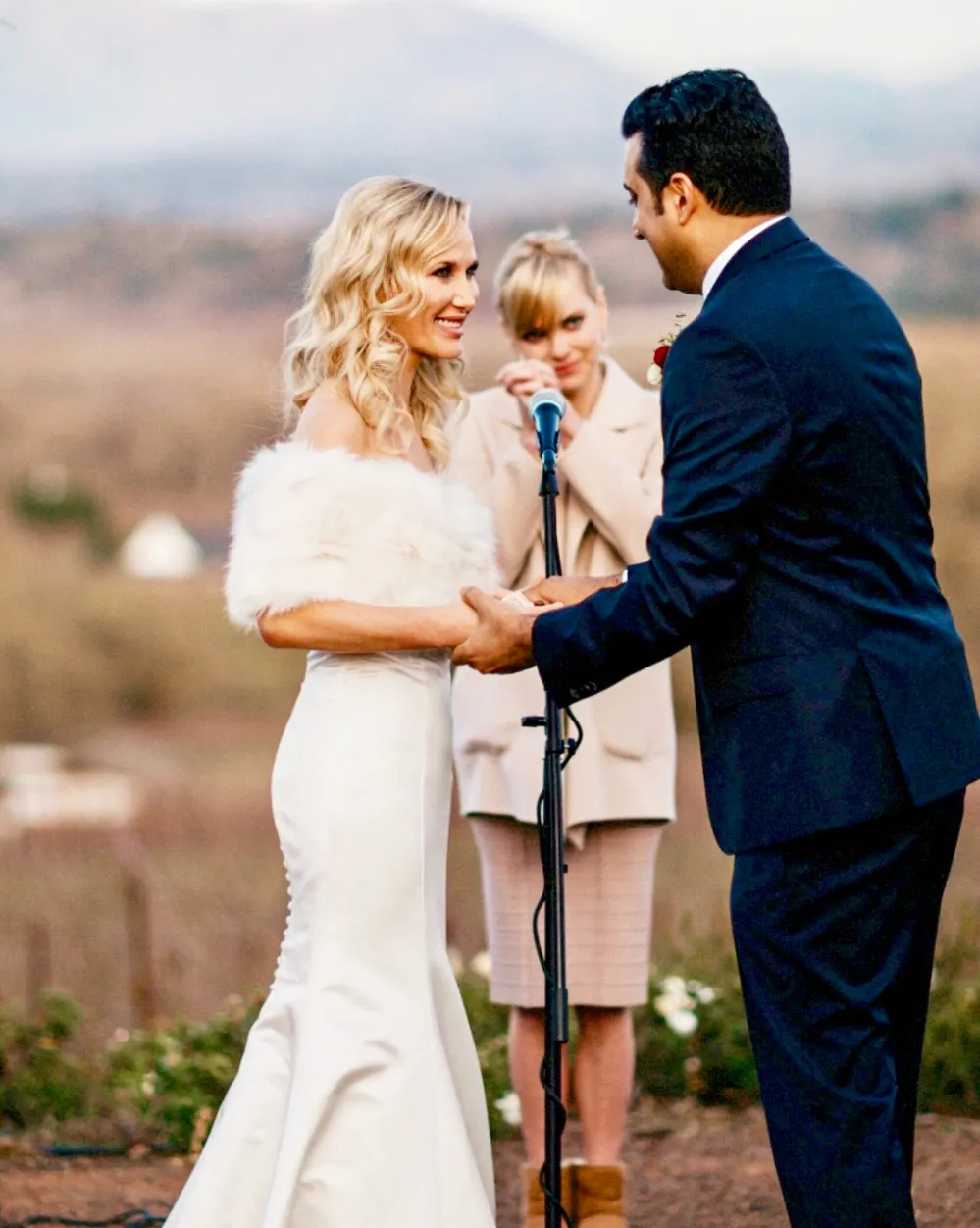 Anna Faris and co-host Sim Sarna and Amy&rsquo;s wedding