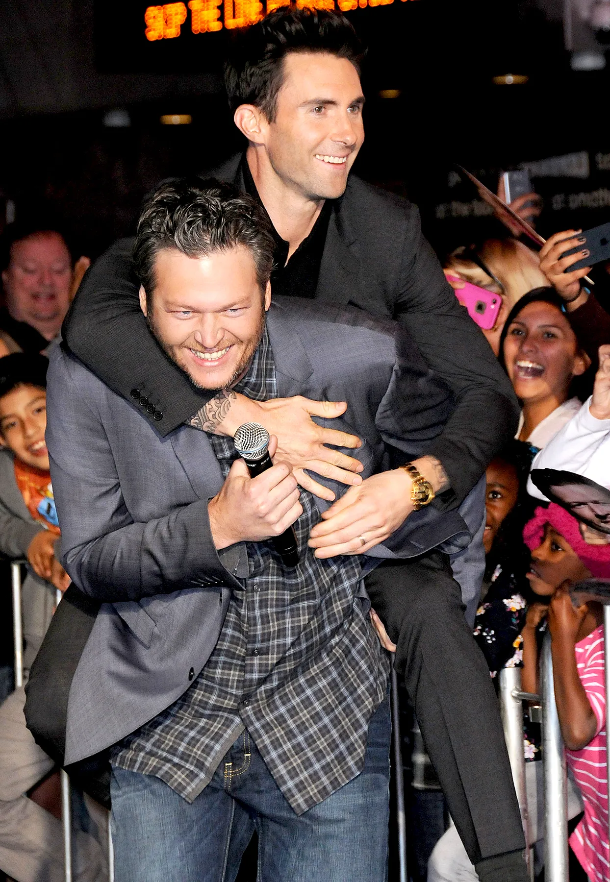 blake-shelton-adam-levine-piggyback