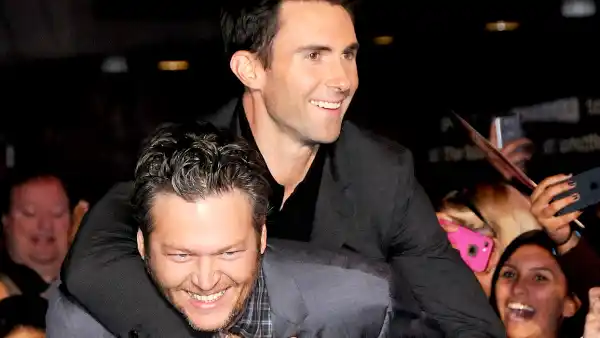 blake-shelton-adam-levine-piggyback