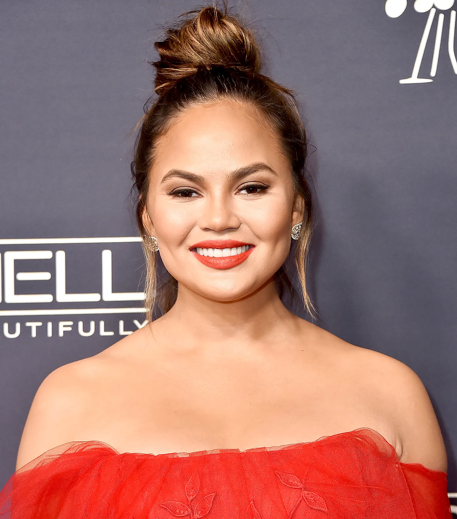 Chrissy-Teigen-airline-apology