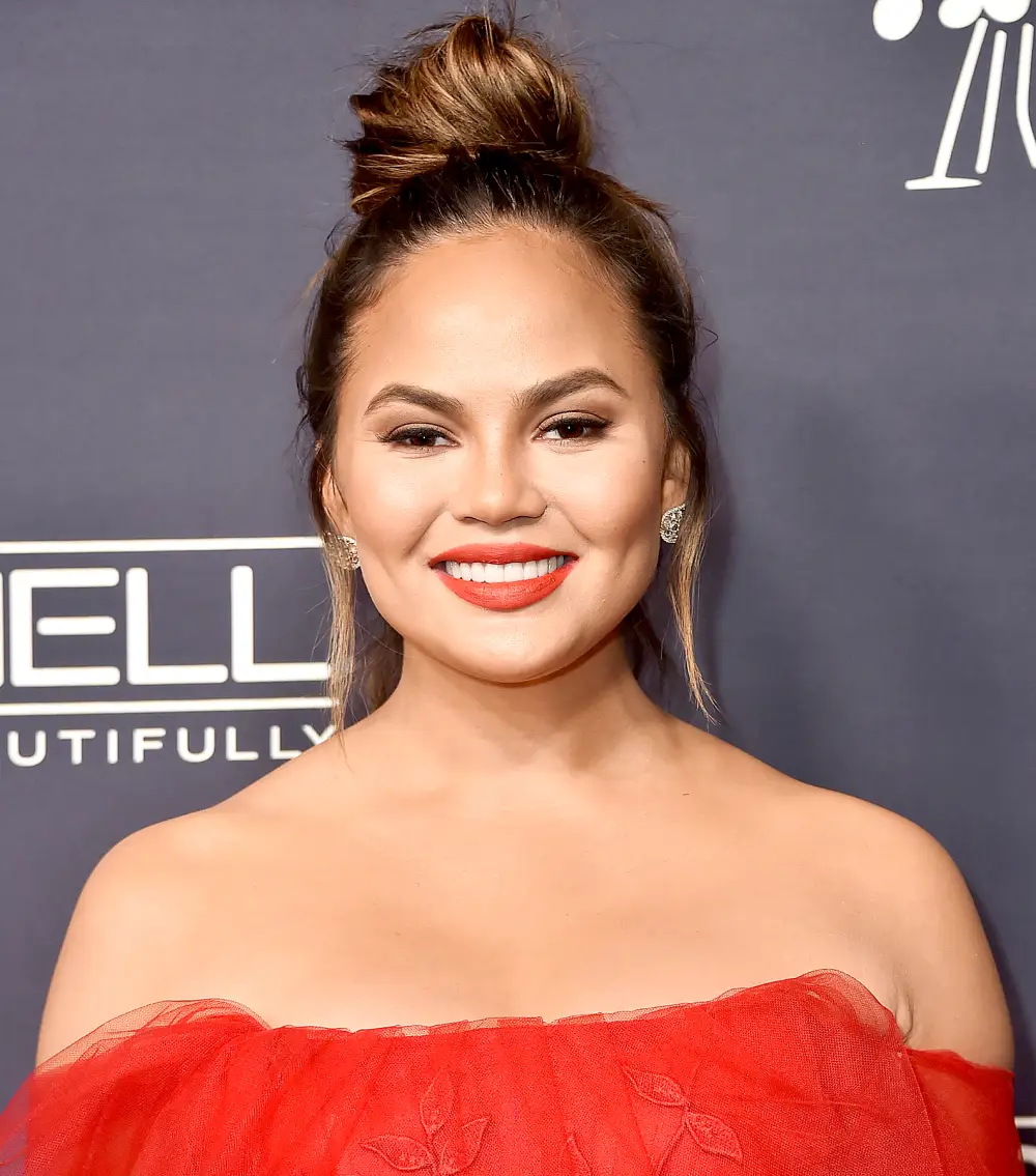 Chrissy-Teigen-airline-apology
