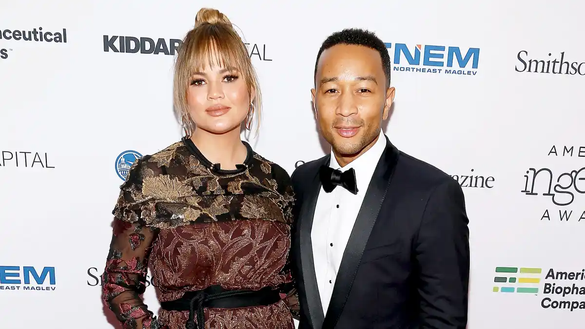 chrissy-teigen-john-legend-plane