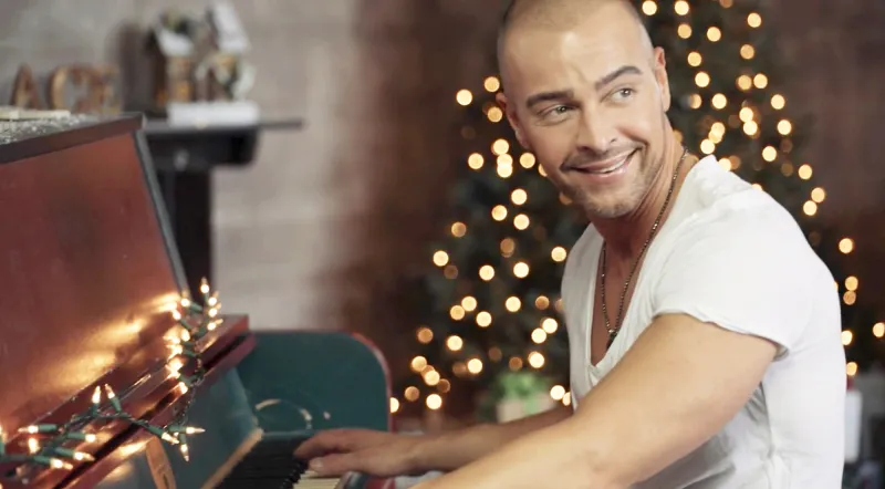 Joey Lawrence debuts 'Christmas Time' Music Video
