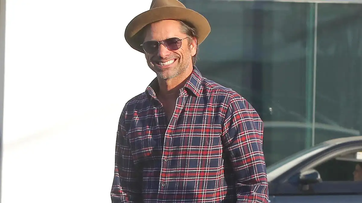 John Stamos, Dad, Fiancee, Caitlin McHugh, Pregnant