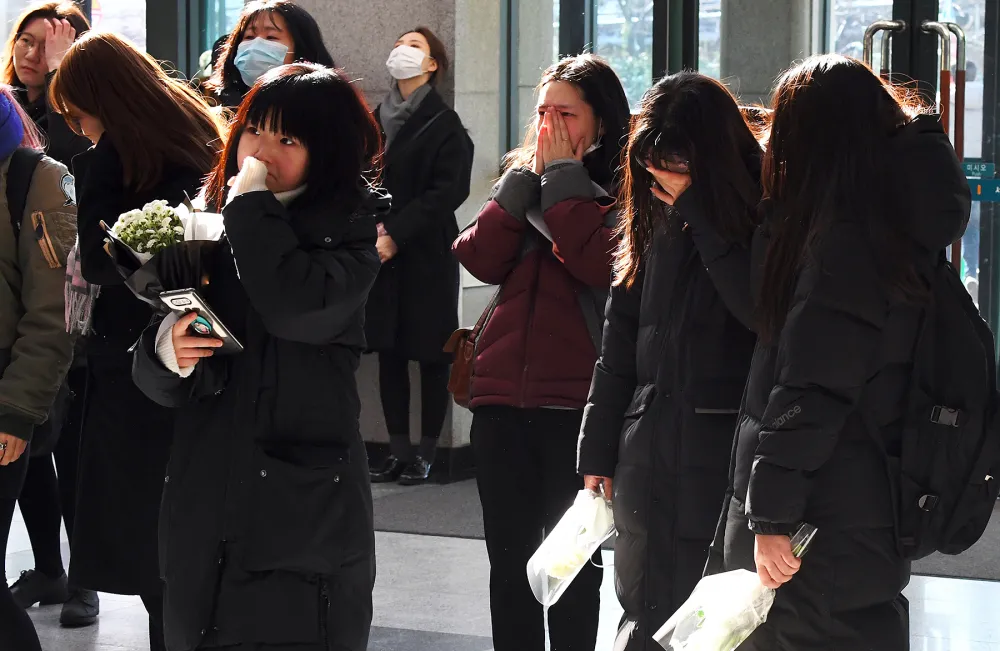 Kim Jong-Hyun fans mourn