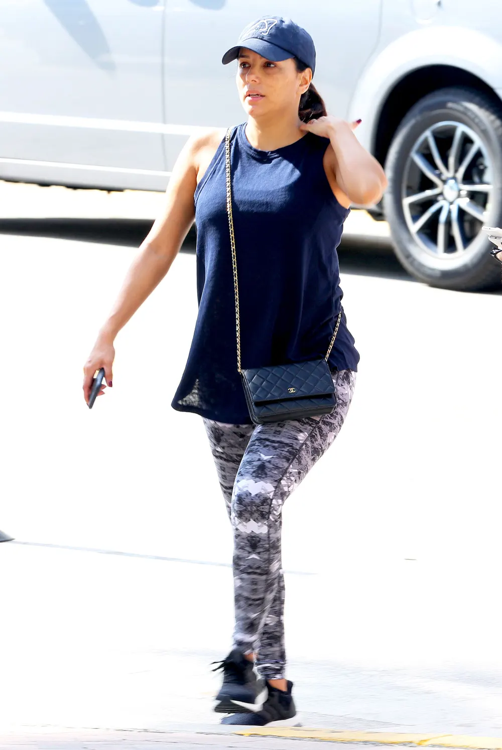 Pregnant Eva Longoria takes a walk on Christmas Day in Miami Beach, Florida on December 25, 2017.