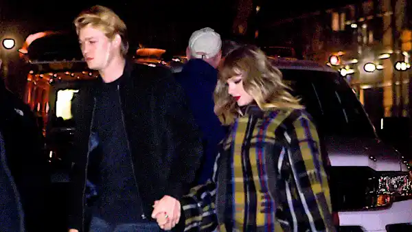 Taylor-Swift-and-Joe-Alwyn-hold-hands