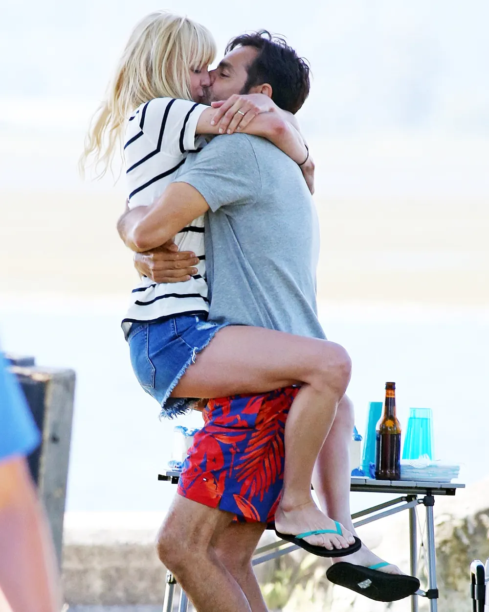 Anna Faris Eugenio Derbez Overboard