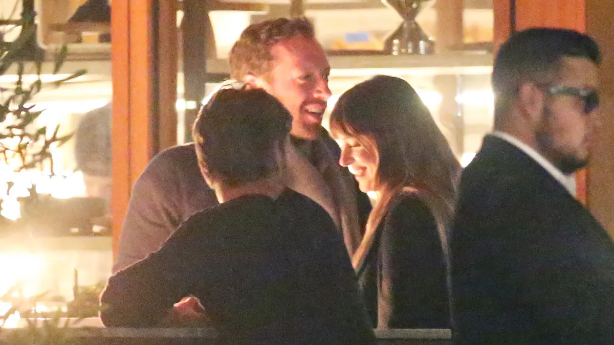 Chris Martin, Dakota Johnson, Date