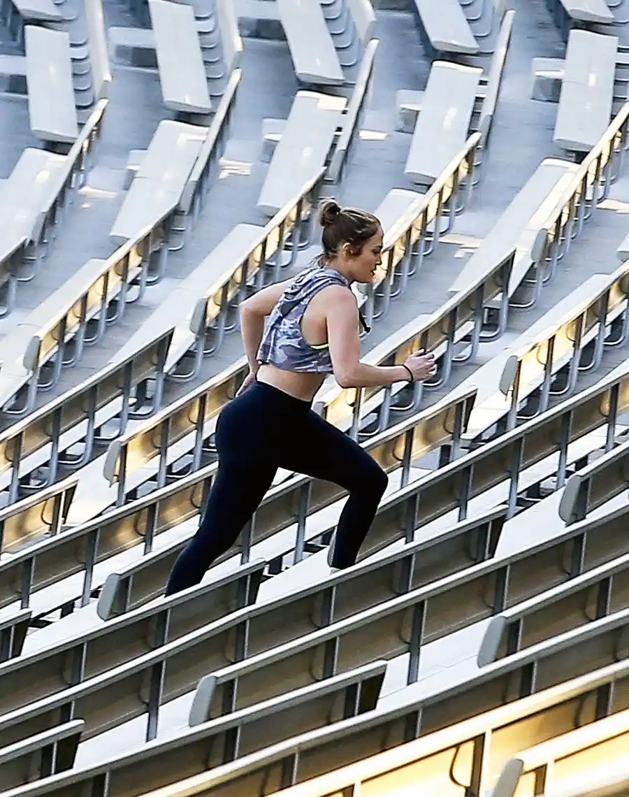 Jennifer Lopez working out