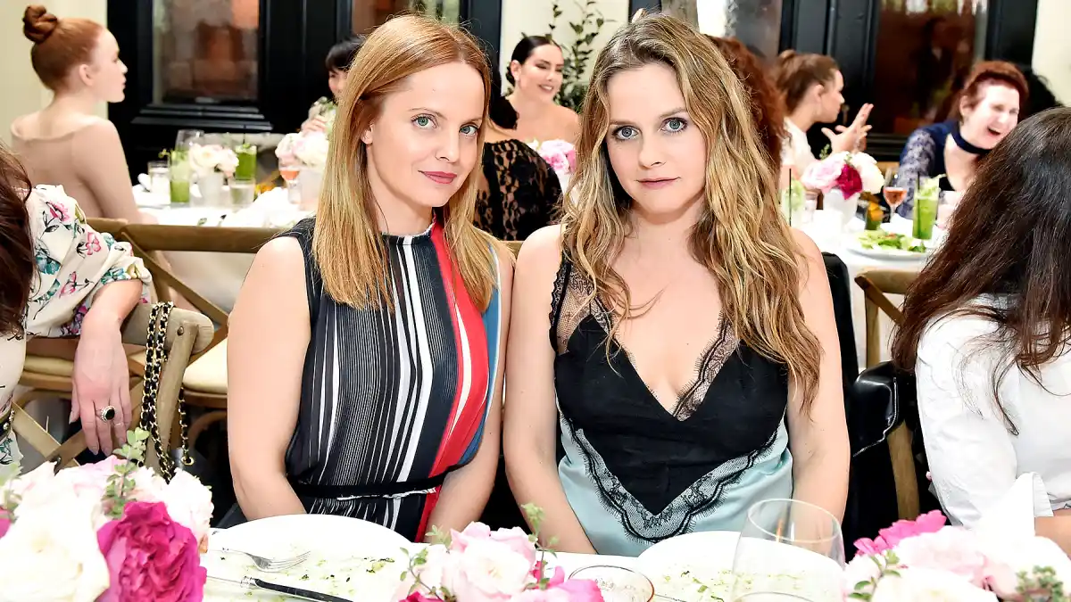 Mena-Suvari-and-Alicia-Silverstone