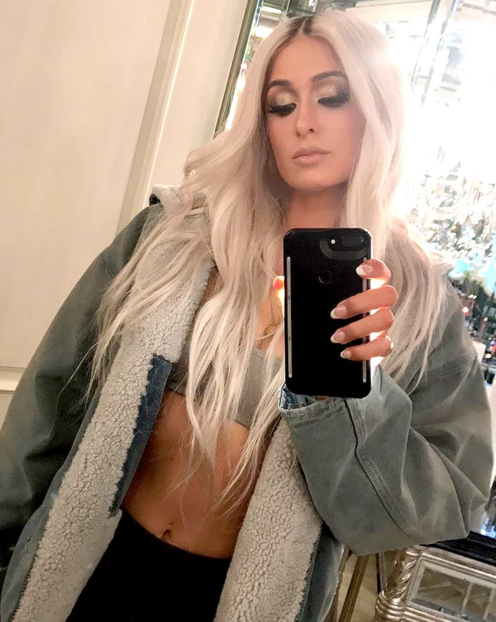 paris-hilton-selfie