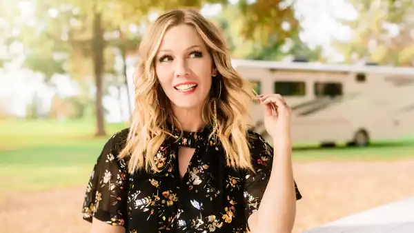 Jennie Garth Invites Us Inside Her RV’s Kitchen For a Healthy Vegan Recipe