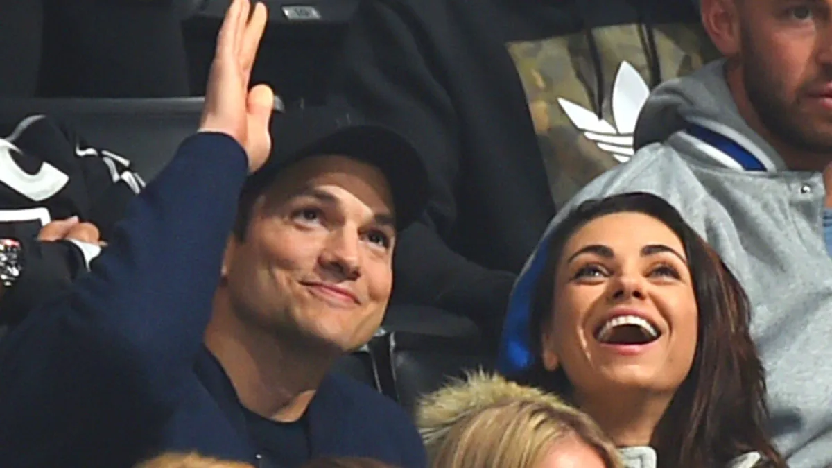 ashton kutcher mila kunis kiss cam