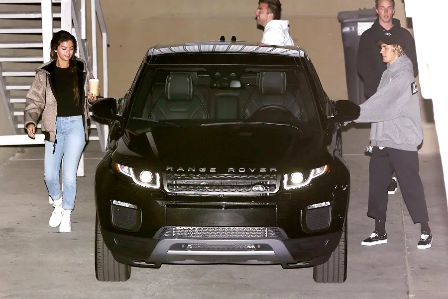 Justin-Bieber-Selena-Gomez-church