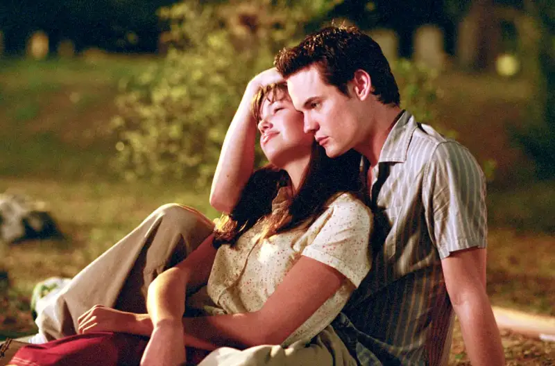 Mandy Moore and Shane West in ‘A Walk to Remember‘
