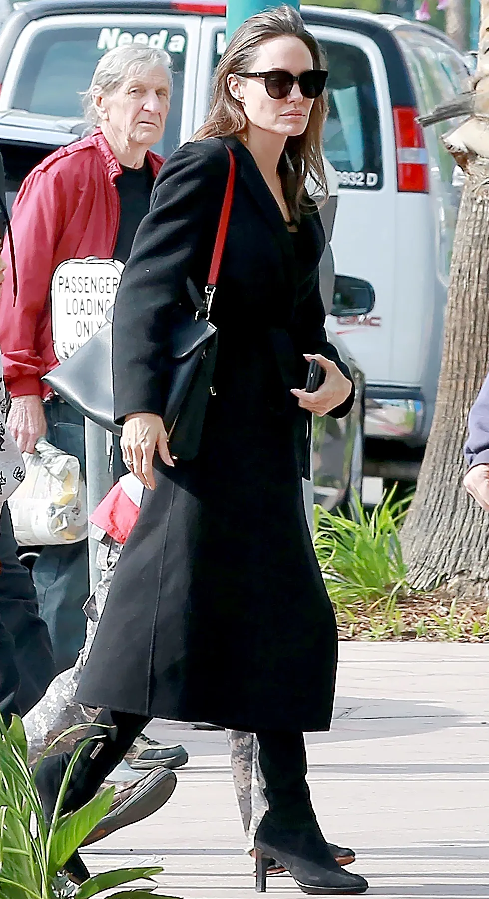 angelina-jolie-brings-kids-to-see-tomb-raider