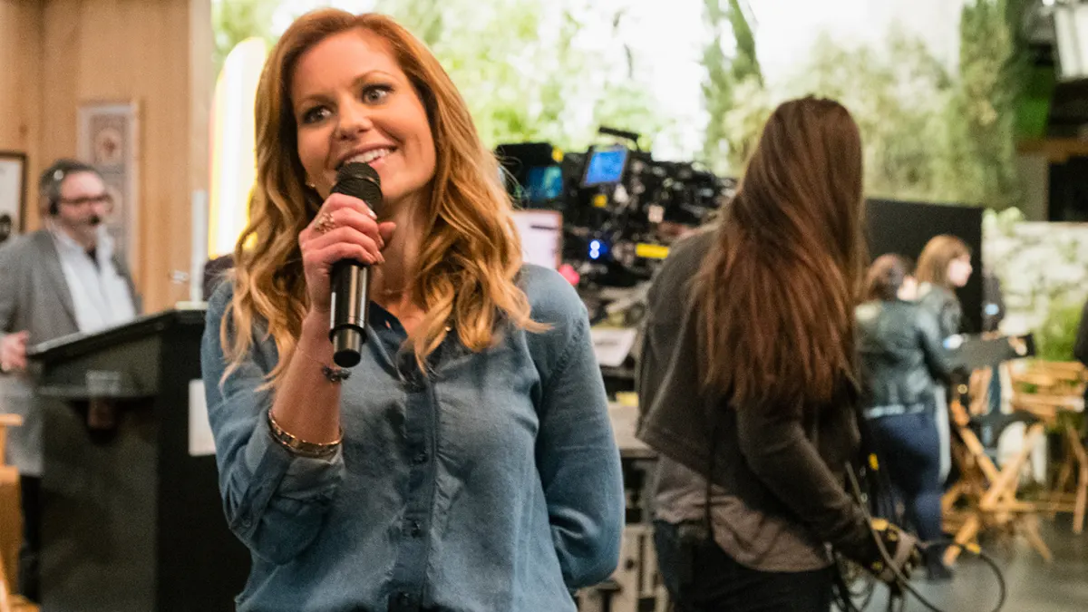 Candace Cameron Bure fuller house show must go on