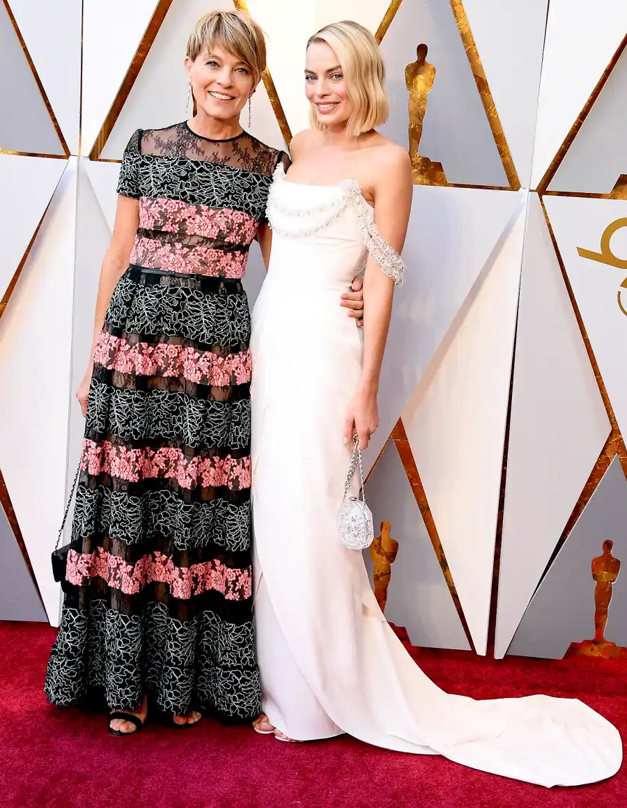 Margot-Robbie-and-Sarie-Kessler