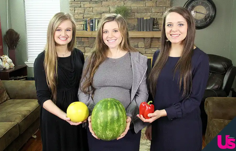 Pregnant-Joy-Jinger-Kendra-Holding-produce Duggar