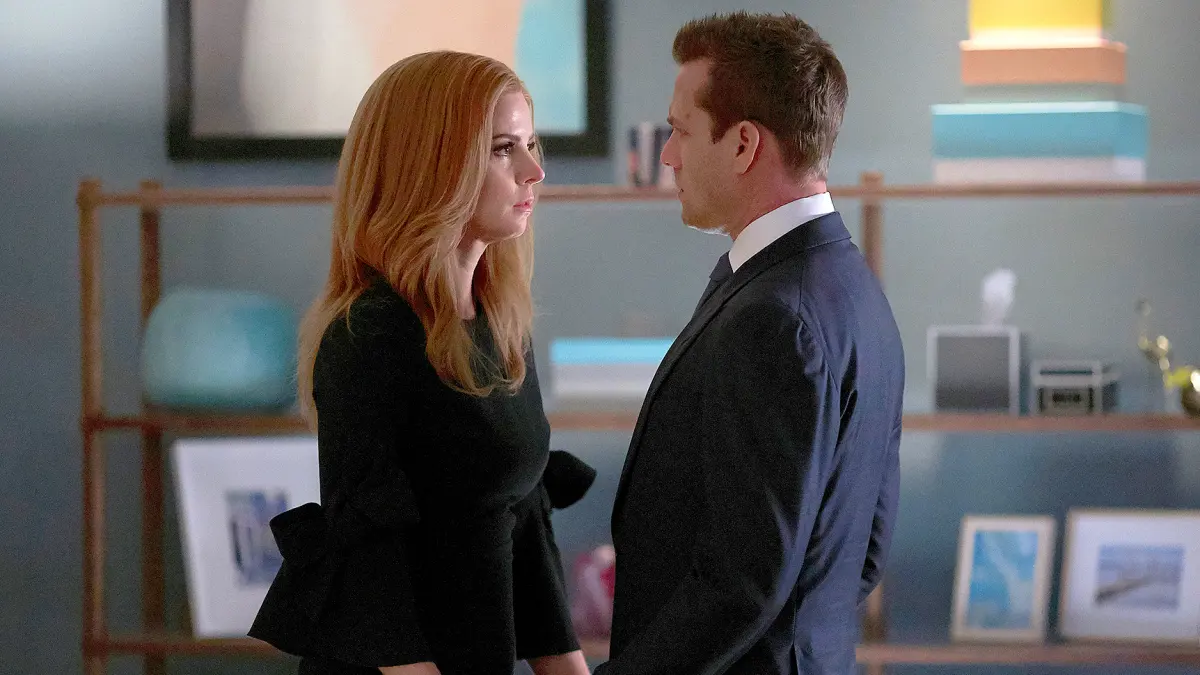 Sarah-Rafferty-as-Donna-Paulsen,-Gabriel-Macht-as-Harvey-Specter-Suits